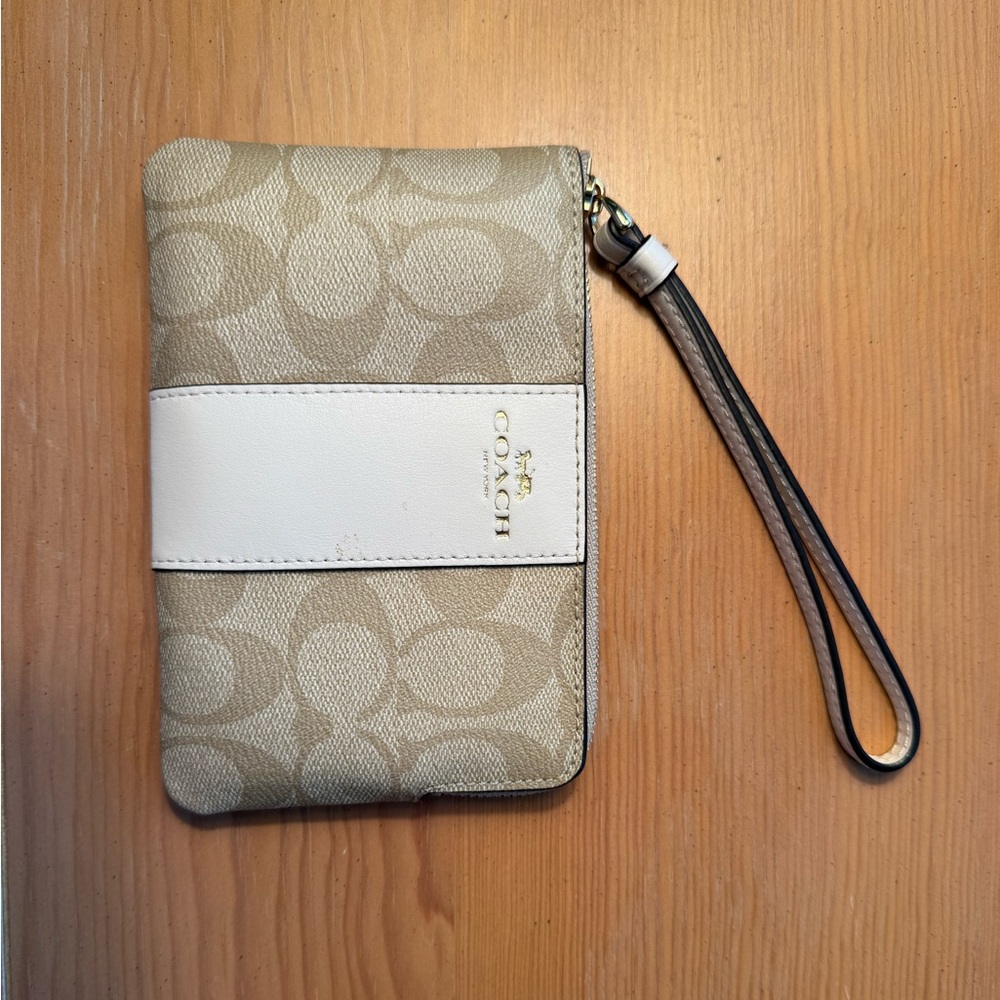 LIKE NEW. PERFECT CONDITION. Coach Beige and White Wristlet